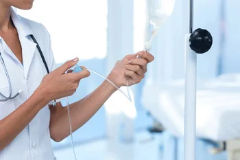 Медсестра с капельницей в руках для экстренного вытрезвления